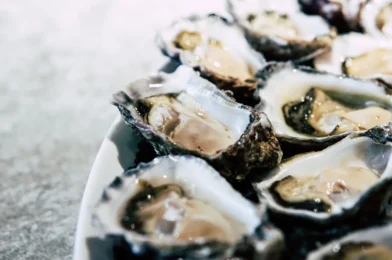 Navega en velero por Barcelona con degustación de ostras con cava.