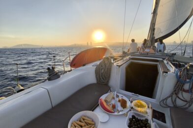 Paseo grupal en barco de vela con cava al atardecer durante 2 h para 2, 4 o 6 personas